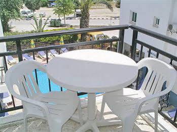 Renos Hotel Apts Polis Exterior foto